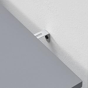 un gros plan du support d'étagère métallique accroché au mur.