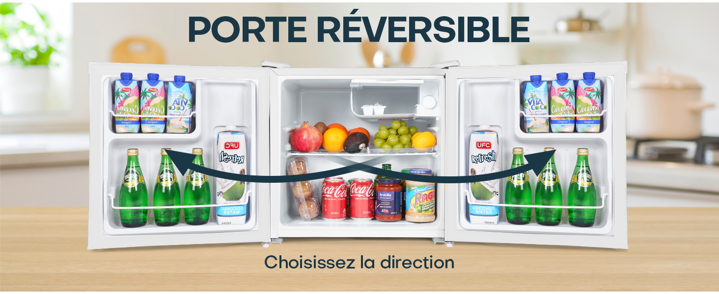 à porte réversible avec rangement intérieur. Étagères remplies de boissons et de produits alimentaires variés. Texte « PORTE RÉVERSIBLE » visible