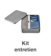 dans une boîte en métal argenté, contenant des produits étiquetés en bleu. Le texte sur la boîte indique « Kit entretien » (Kit de maintenance