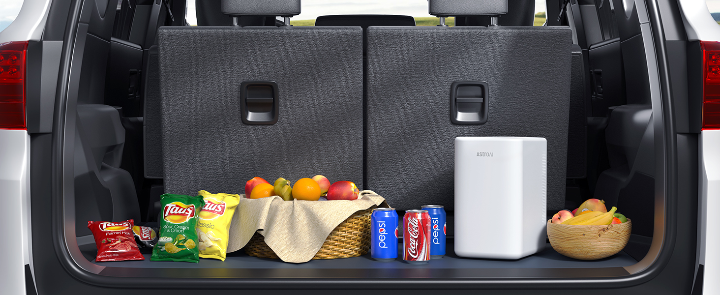 Coffre de voiture rempli d'articles variés, notamment des collations, des fruits, des boissons et une glacière. Démontre la capacité de stockage et l'organisation.