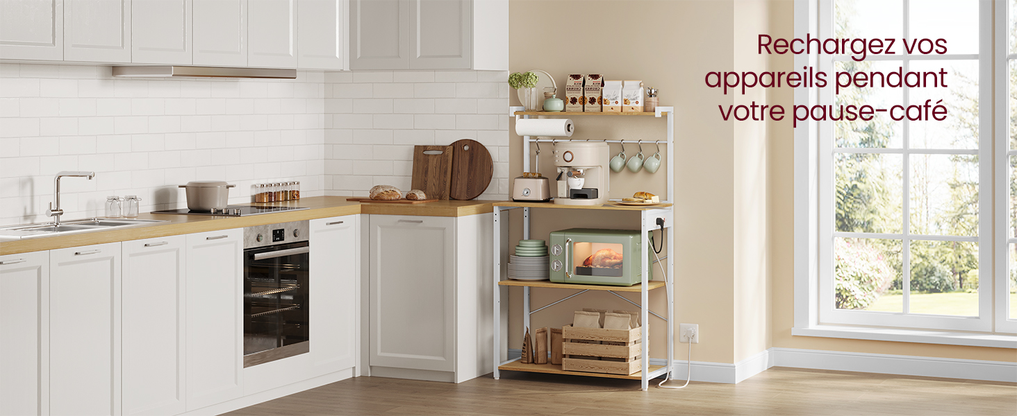 Intérieur de cuisine blanc moderne avec appareils électroménagers intégrés, armoires en bois clair et fenêtre. Design épuré et minimaliste avec un grand espace de comptoir et un éclairage naturel.