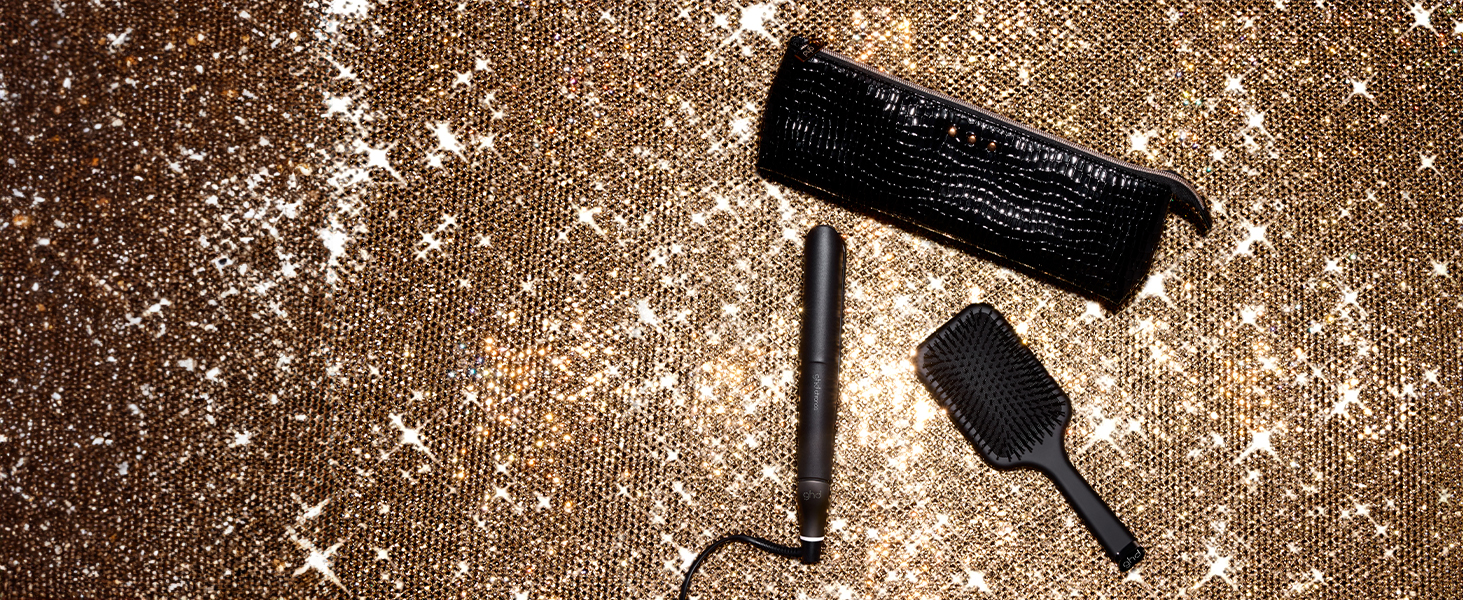 Fond foncé moucheté ou éclaboussé avec ce qui semble être des éléments noirs sur une surface tachetée plus claire.