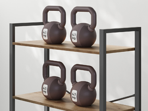 Étagère en métal et en bois à deux niveaux présentant quatre haltères en fonte, deux à chaque niveau. Les poids portent des marques visibles en kilogrammes.