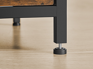 Gros plan d'un pied de meuble noir avec un pied ajustable. Le pied est circulaire et semble être fait d'un matériau différent de celui de la jambe.