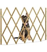 Support mural en bois extensible présenté dans différentes positions : plié, partiellement étendu et complètement étendu.