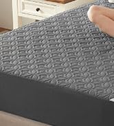 Gros plan d'une action de polissage ou de polissage sur une surface foncée texturée, montrant une comparaison avant et après le traitement.