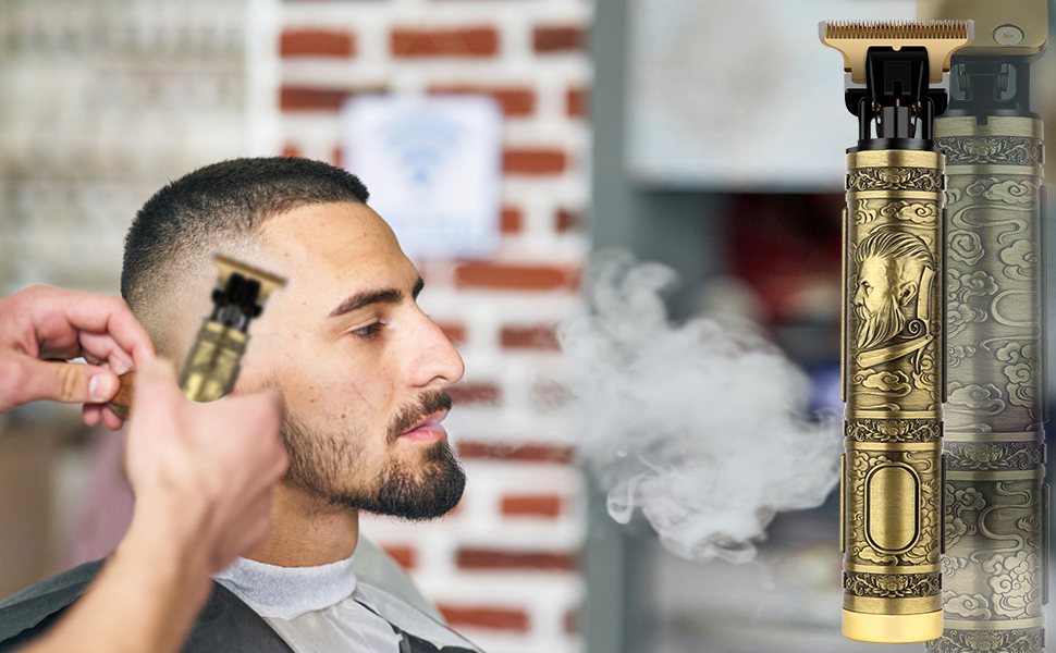 Homme utilisant un appareil de vapotage mécanique en or orné, expirant de la vapeur. Un gros plan de la vape montre des motifs gravés complexes sur son