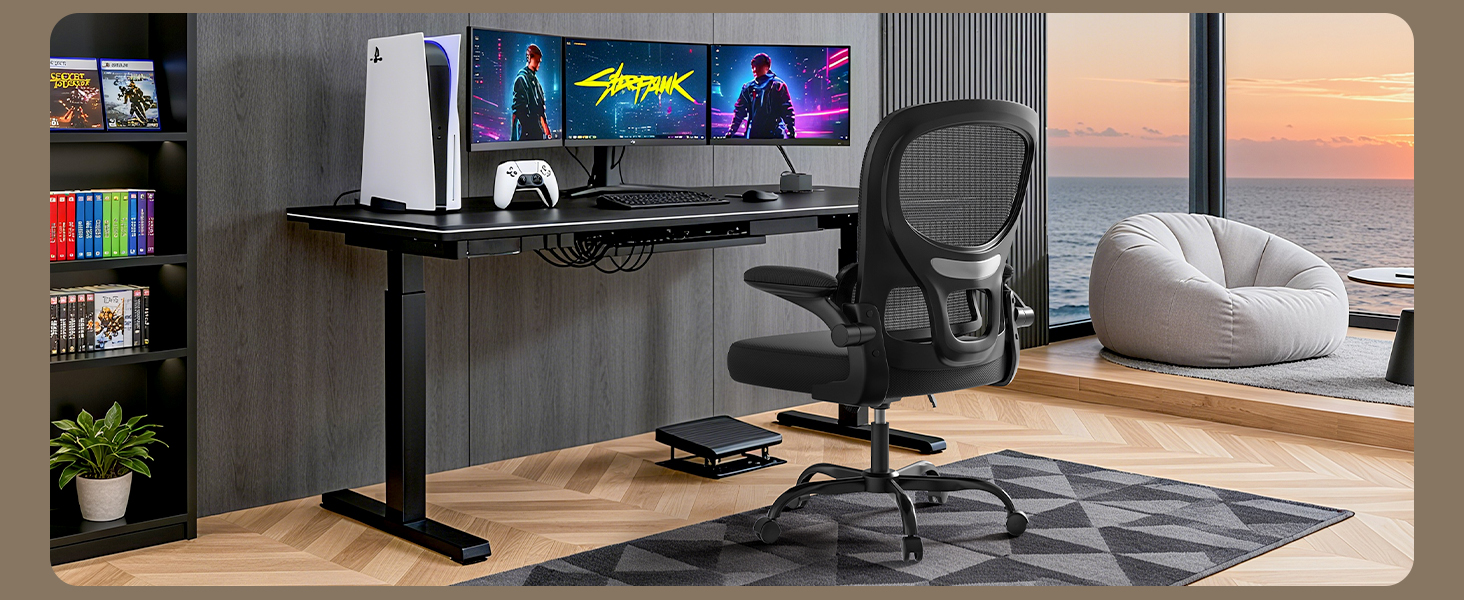 Configuration de bureau à domicile moderne avec des chaises de bureau noires ergonomiques, des bureaux réglables en hauteur, des écrans d'ordinateur et des accessoires de jeu sur des murs gris avec éclairage d'accentuation.