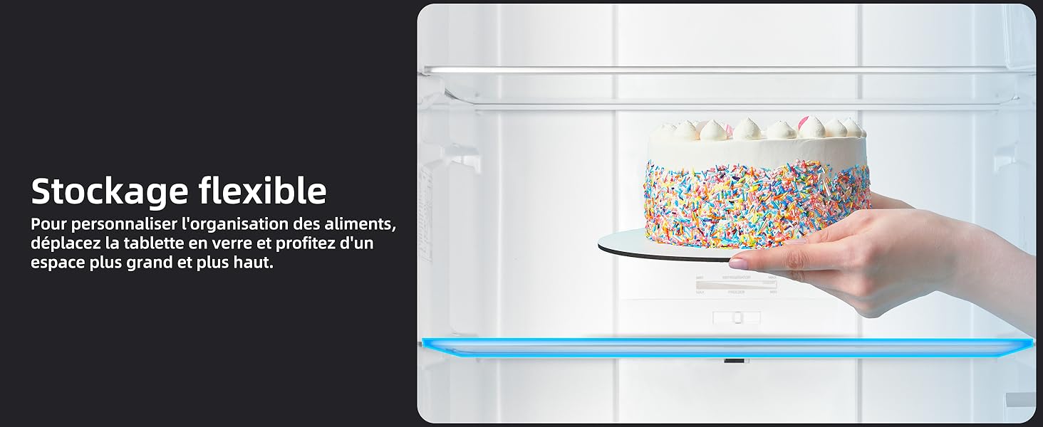 une étagère en verre avec un gâteau dessus.