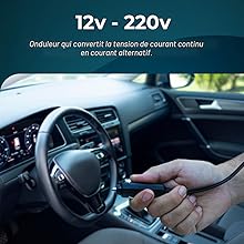 Le texte indique « 12 V - 220 V ». L'image montre l'intérieur de la voiture avec volant et tableau de bord, illustrant l'utilisation du dispositif de conversion de puissance.
