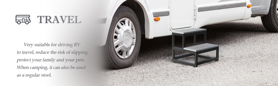 Gros plan d'un pneu et d'une roue de camping-cars blancs. Une partie du côté du véhicule est visible. Le texte mentionne « VOYAGE » et convient à la conduite de véhicules récréatifs