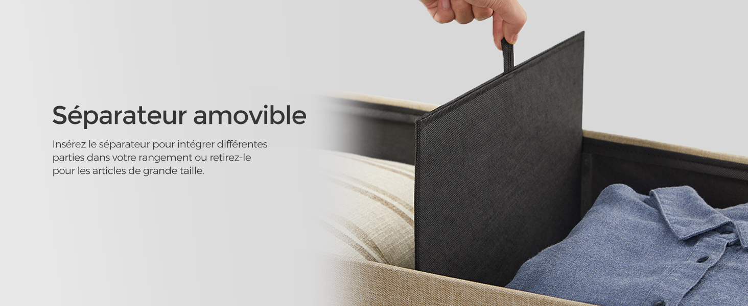 Séparateur en tissu noir inséré entre les vêtements pliés dans un tiroir. Le texte en français indique « Séparateur amovible », ce qui indique un séparateur amovible pour