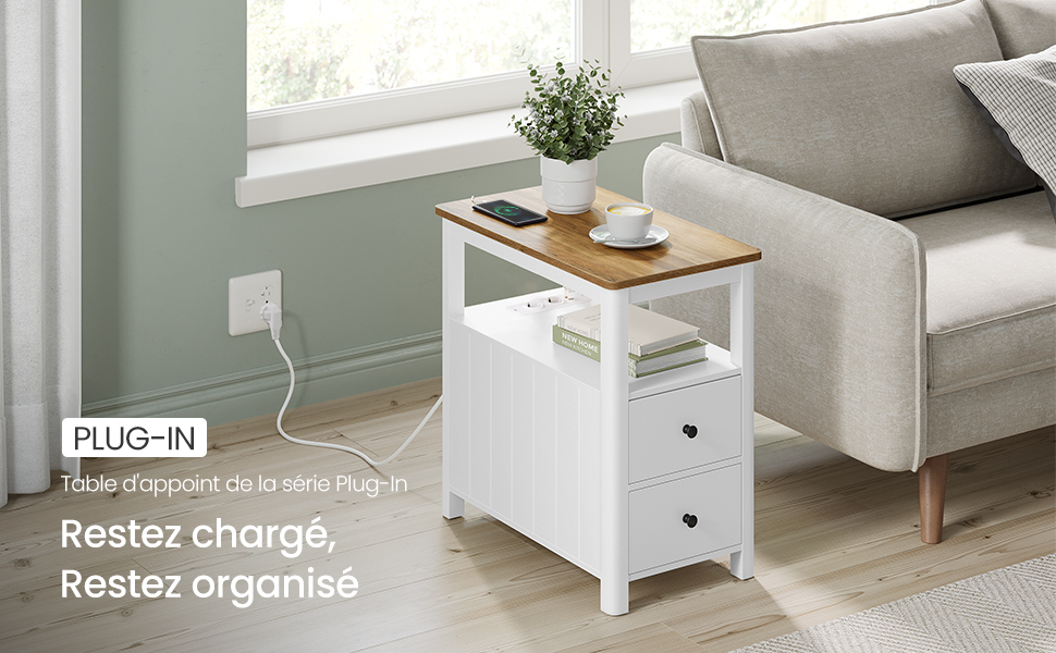 avec prise de courant intégrée. Comprend un dessus, un tiroir et une étagère inférieure en bois. Placé à côté d'un canapé gris dans un salon.