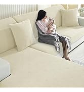 Plusieurs vues d'un canapé de couleur crème présentant des caractéristiques de résistance à l'eau ou de nettoyage, le liquide étant essuyé de la surface.