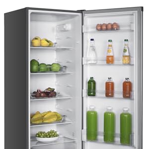 Grand réfrigérateur à porte unique avec plusieurs étagères en verre et compartiments de porte. La vue intérieure montre divers produits alimentaires et boissons entreposés à différents niveaux.